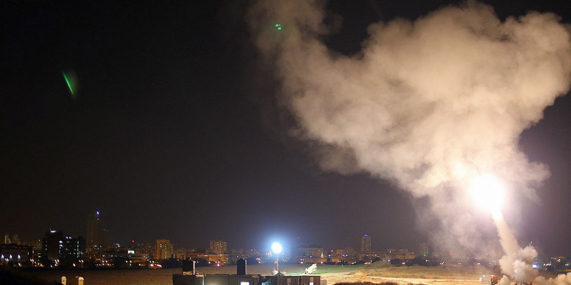 Iron Dome skyter ned raketter fra Gaza i Ashdod 2014 (Wikimedia Commons).