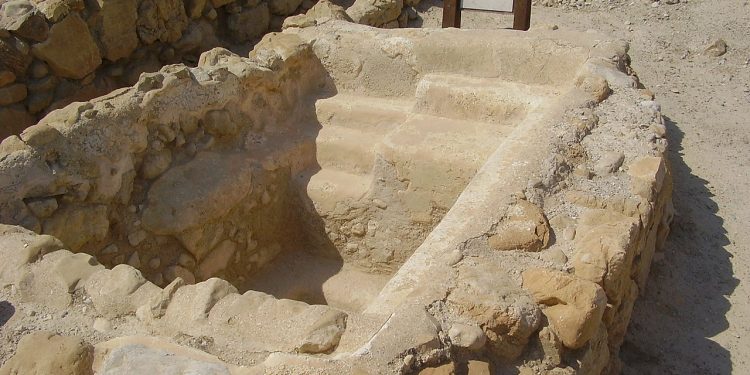 Wikimedia Commons :  Et bad fra Qumran