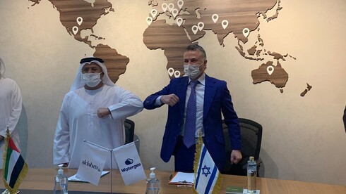 Watergen-sjef Michael Mirilashvili og Al-Dahra nestleder og medstifter av Khadim Al Darei signerte avtalen i Abu Dhabi (Foto: Watergen).