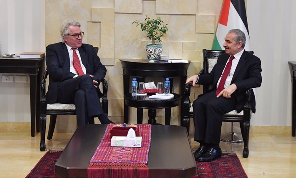 Tor Wennesland i møte med palestinernes "statsminister" Mohammad Shtayye  i Ramallah16. januar 2020 (foto fra M. Shtayye Twitter-konto).