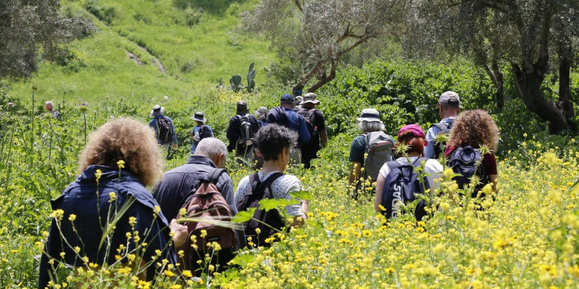Israelske reiseledere går den nye stien, som del av et videreutdanningsprogram i regi av turistdepartementet (foto: “The Emmaus Trail” Tour Guide Course, Saxum Foundation).