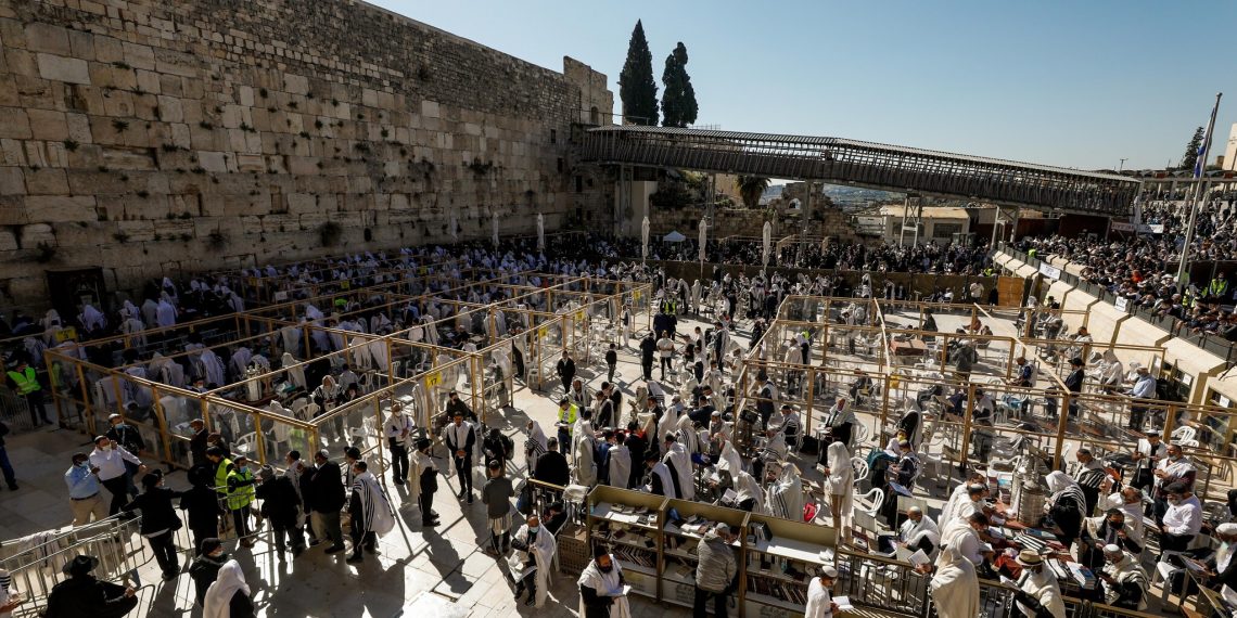 Titusener av jøder mottar den aronittiske velsignelsen ved Vestmuren i Pesach-høytiden.