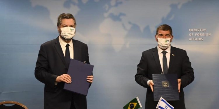 Utenriksminister Gabi Ashkenazi med den brasilianske utenriksministeren Ernesto Araujo i Jerusalem, søndag 8. mars 2021. Foto: Det israelske utenriksdepartementet