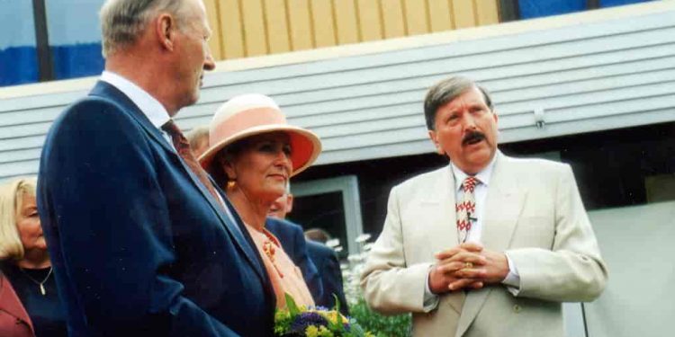 Aril-Edvardsen-sammen med Kong Harald og dronning-Sonja under kongeparets besøk til Sarons Dal i 1998 (foto: Troens Bevis, i Store Norske Leksikon).
