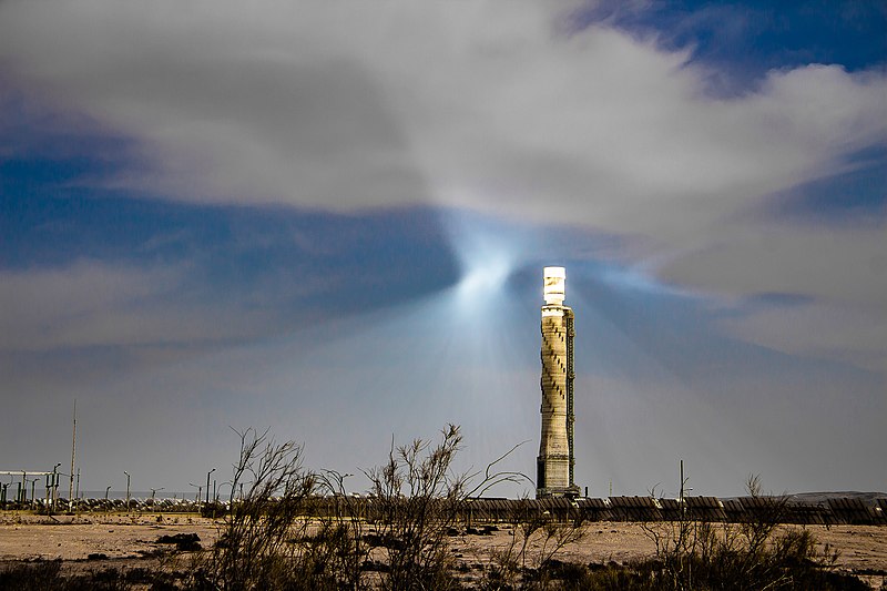 Ashalim solar power plant on Negev desert, Israel (foto kredit: Iskra Piotr Wikimedia Commons).