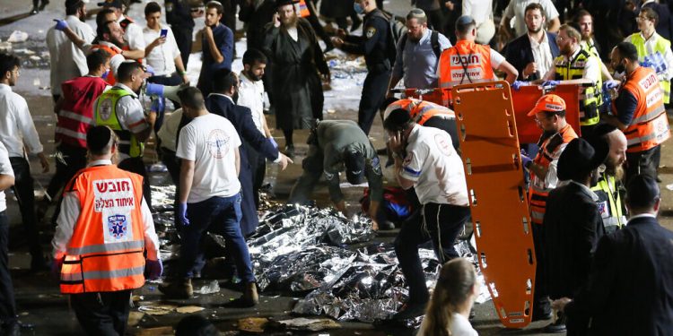 Israelsk redningsmannskap og politi nær åstedet der mange ble skadet og 45 drept under en jødisk feiring torsdag 29. april.