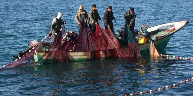 Fiskesonen utenfor Gaza-stripen er stengt etter omfattende angrep mot Israel.