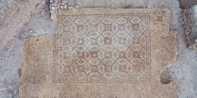 Denne vakre gulvmosaikken ble nylig oppdaget av israelske antikvitetsmyndigheter. Foto: Assaf Peretz, Israel Antiquities Authority