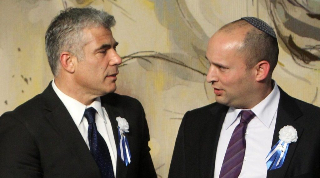Yair Lapid og Naftali Bennett sliter med å komme til enighet om ny regjering.