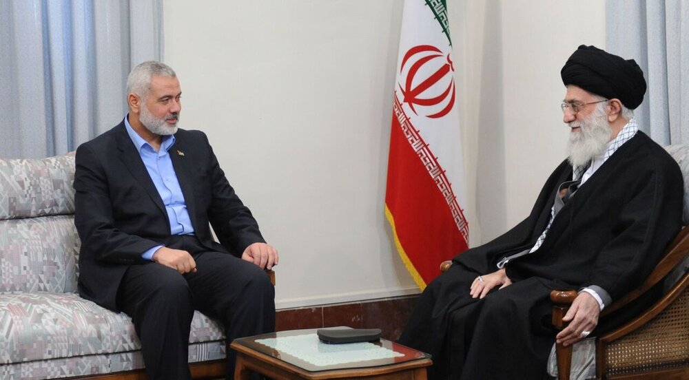 Ismail Haniyeh med Irans øverste leder Ali Khamenei.