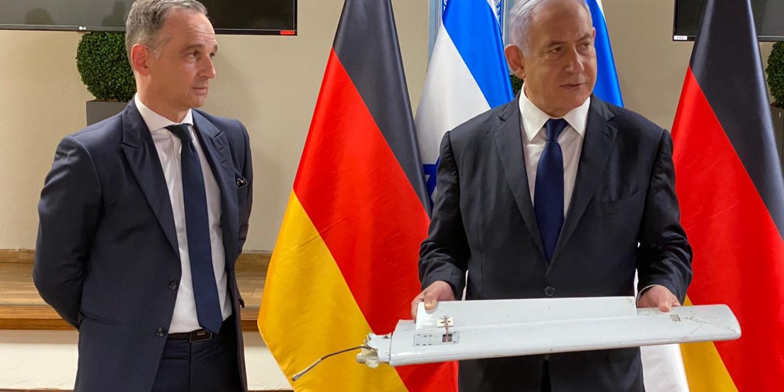 Statsminister Benjamin Netanyahu viser fram en del av en iransk drone til den tyske utenriksministeren, Heiko Maas. Foto: GPO