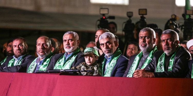 Yahya Sinwar, Leder for Hamas sammen med andre terroristledere og et barn med våpen, Middleeast monitor