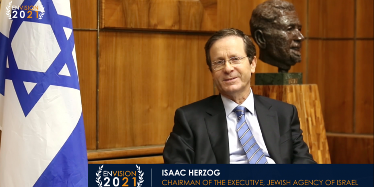 Isaac Herzog takket kristne venner under IKAJs Envision-konferanse i 2021, få månder før han ble innsatt som Israels president. Herzog har over flere år hatt et nært samarbied med IKAJ som leder for Jewish Agency.