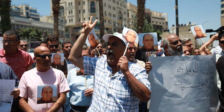 Middle East Monitor : En gruppe palestinere som holder bannere samles for å protestere mot Nizar Banats død 24. juni 2021 i Ramallah, Vestbredden. [Issam Rimawi - Anadolu Agency