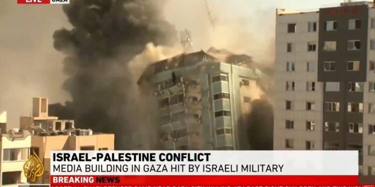 Skjermdump Al- Jazeera : Israel bomber pressehus i Gaza.