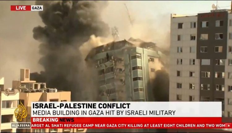 Skjermdump Al- Jazeera : Israel bomber pressehus i Gaza.