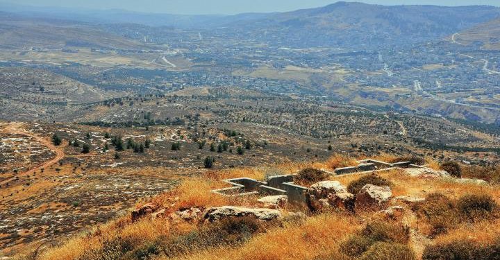 Elon Moreh i Samaria, Israel. Her kom Abraham og fikk løftene om landet av Gud. Foto: biblewalks.com.