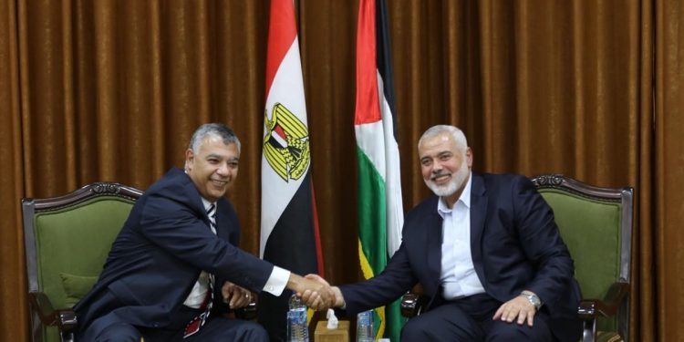 Bildetekst : Illustrativt bilde. Leder av Gaza ' s politiske byrå, Ismail Haniyeh møter Direktør i Egypts Etterretningsgeneral Khaled Fawzy i Gaza på 3 oktober 2017 [Mohammed Asad/midtøsten Monitor] 4.0 International (CC BY-NC-SA 4.0)
