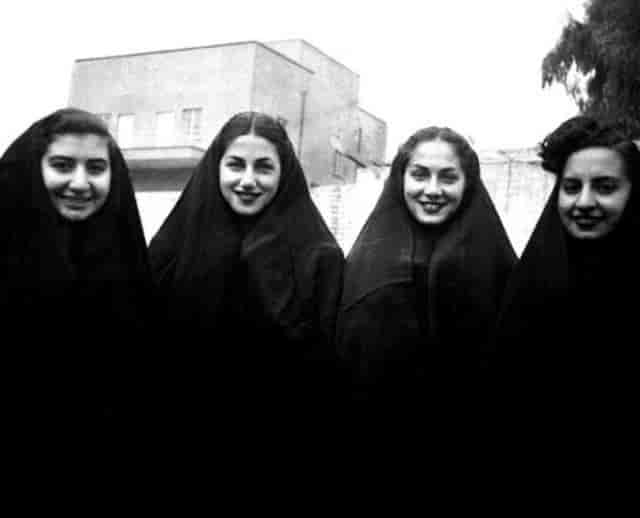 Jøder under islam - fire jødiske kvinner i Irak 1947. Etter 1948 ble alle Iraks jøder fordrevet (omkring 130.000), og de fleste flyktet til Israel.
