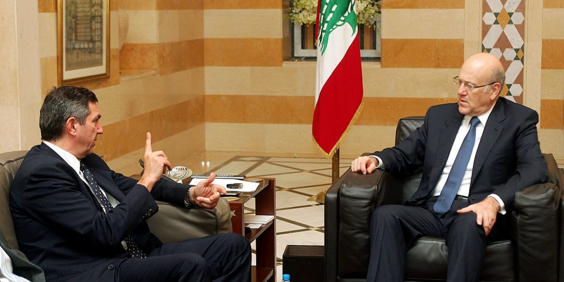 Mangemilliardær og Libanons nye statsminister Nijab Miktani (h) i møte med Hellas' utenriksminister. Foto: Υπουργείο Εξωτερικών/Flickr/Wikimedia Commons.