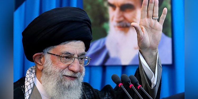 Irans øverste leder, Ayatollah Ali Khamenei. Foto: http://akkasemosalman.ir/wp-content/gallery/rahbar/namaz-eyid-1392.jpg / https://commons.wikimedia.org/wiki/File:Ayatollah_Seyyed_Ali_Khamenei.jpg.