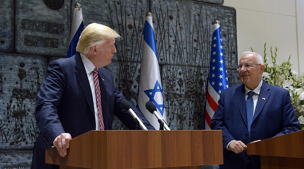 Donald Trump med Israels president Reuven Rivilin i Israel i 2017. Foto: https://www.wikidata.org/wiki/Q102229575.
