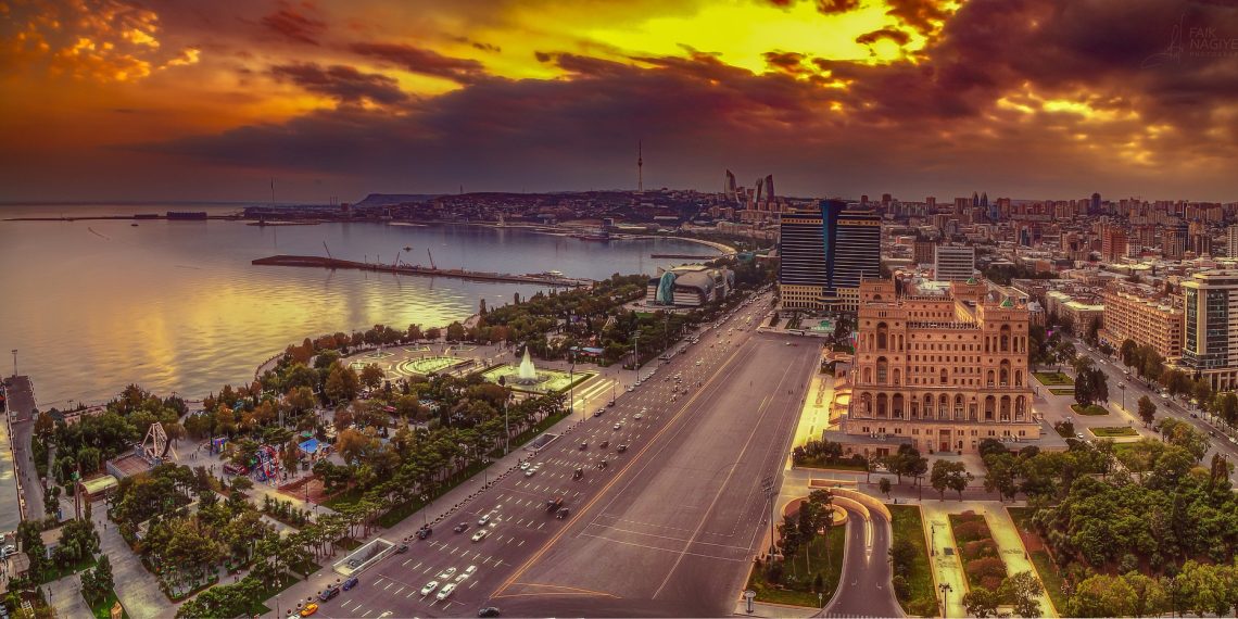 Aserbajdsjans hovedstad Baku. Foto: Faik Nagiyev - https://pixabay.com/no/users/faiknagiyev-2164403/.