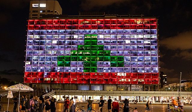 Rådhuset i Tel Aviv prydet med det libanesiske flagget etter bombe-eksplosjonen i Beirut i fjor. Den libanesiske regjeringen har nektet å ta imot bistand fra Israel. Foto: https://commons.wikimedia.org/wiki/User:Poliocretes - https://commons.wikimedia.org/wiki/File:Tel_Aviv_City_Hall_-_Lebanon_Flag.jpg.