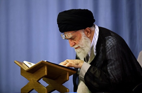 Irans øverste leder, Ayatollah Khameinei, leser fra Koranen. Foto: http://farsi.khamenei.ir/photo-album?id=29866.