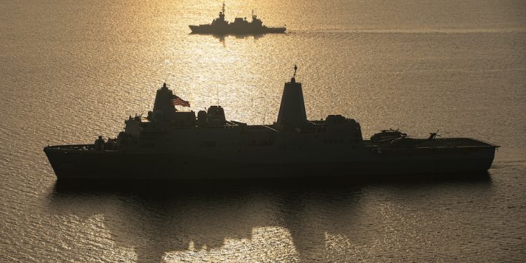 Amfibietransportdokken USS Portland (LPD 27) i front, og den israelske korvetten INS Hanit bak, gjennomfører en forbikjøringsøvelse i Akababukta 24. november 2021. Foto: Den amerikanske marinen