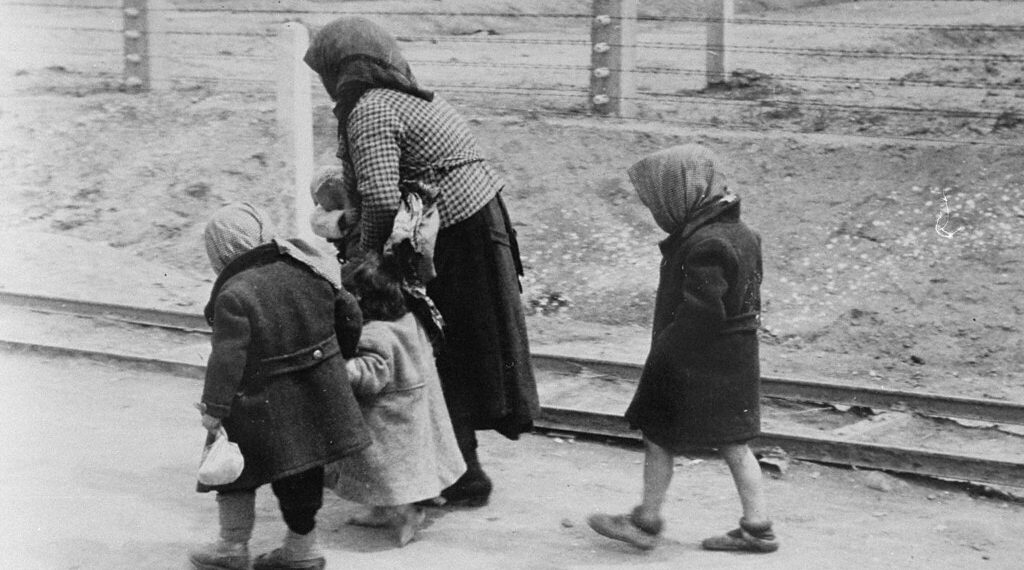 En jødisk kvinne med tre barn går mot gasskamrene i konsentrasjonsleiren Auschwitz-Birkenau. I dag slaktes jøder på Israels gater.Foto: United States Holocaust Memorial Museum.