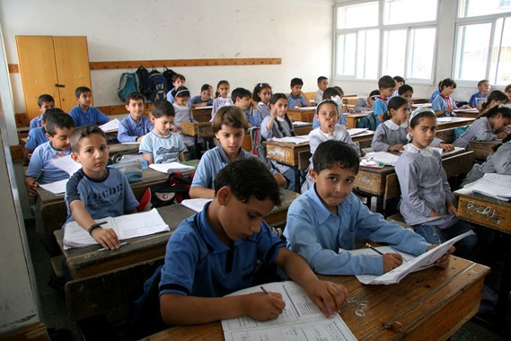 Alle palestinske skolebarn opplæres til hat og terror mot jøder i Israel. Foto: S. Karam / IRIN | www.irinnews.org
