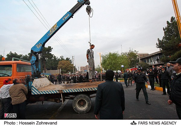 Illustrasjonsfoto. Offentlig henging i Iran 2003. Foto: https://media.farsnews.com/Media/8605/ImageReports/8605110116/17_8605110116_L600.jpg.