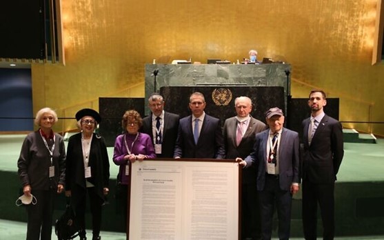 Israels FN-ambassadør med kopi av den historiske FN-resolusjonen vedtatt 20. januar 2022. Foto: Israel's Mission to the UN, i The Times of Israel.