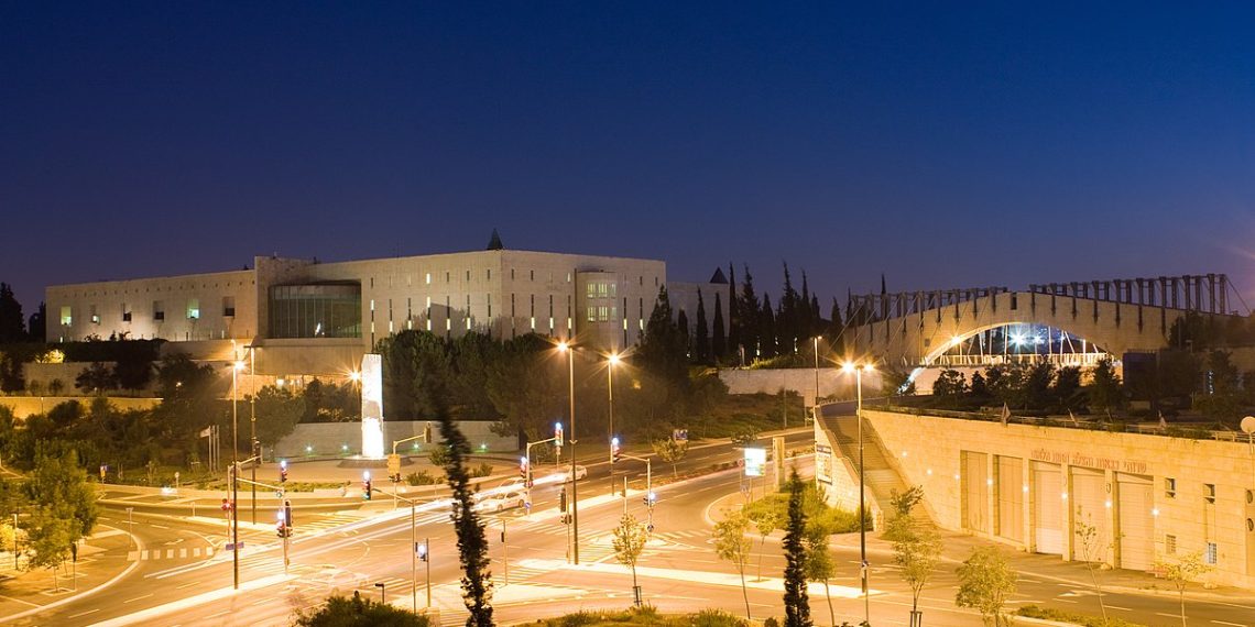 Israeli Supreme Court, Jerusalem. Foto: Adiel lo / https://commons.wikimedia.org/wiki/File:Israeli_supreme_court_building_nightshot.JPG-
