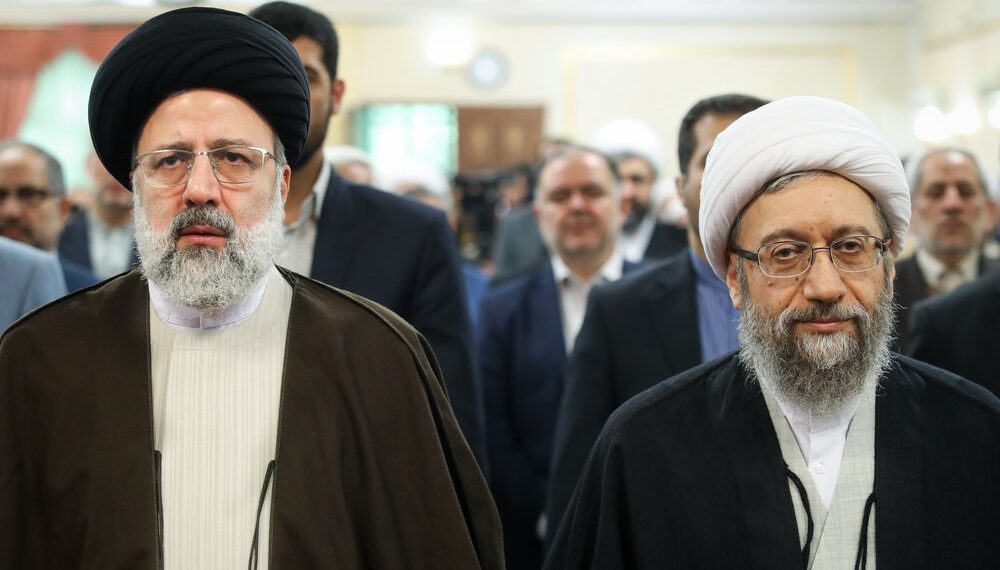 Irans president Ebrahim Raisi (til venstre). Foto: Mohammad Reza Abbasi / https://commons.wikimedia.org/wiki/File:Ebrahim_Raisi_inauguration_as_Chief_Justice_01.jpg.