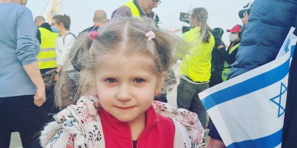 Ukrainsk jente ankommer Ben Gurion Airport 6. mars 2022. IKAJ var der for å ta dem imot. Foto: Jewish Agency.