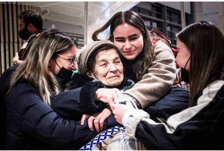 Raisa (90), holocaust-overlevende fra Odessa omkranset av sine jødiske barnebarn på Ben Gurion Airport tidligere i mars 2022. Foto: Skjermdump fra Humans of Judaism, fra United Hatzalah of Israel.