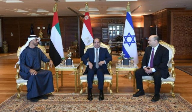 Naftali Bennett, Abdel-Fattah el-Sissi og Mohammed bin Zayed al-Nahyan i Sharm el-Sheikh. Foto: Den egyptiske presidentens kontor.