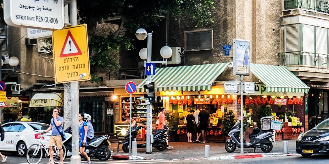 Fruit stand at Ben Gurion and Dizengoff Streets, Tel Aviv. Foto: https://commons.wikimedia.org/wiki/File:Tel-aviv-street-july-2016-ben-gurion-dizengof-corner.jpg.