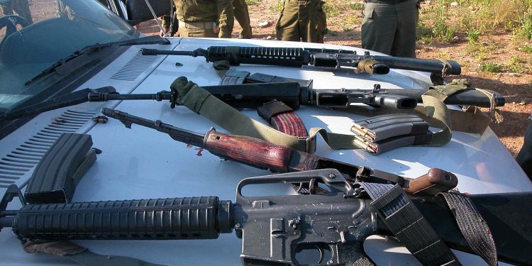 Et tidligere beslag av palestinske terroristers våpen i Jenin. Foto: Israel Defense Forces.