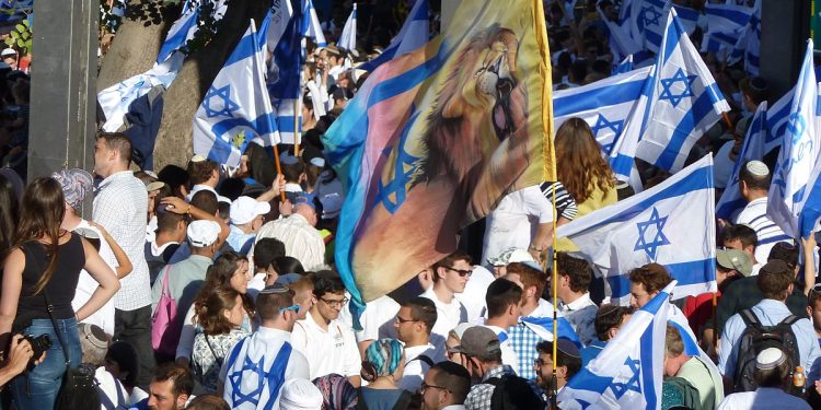 Fra Flagg-marsjen på Jerusalem-dagen 2017. Foto: https://commons.wikimedia.org/wiki/File:Jerusalem_Day_P1050852.JPG.