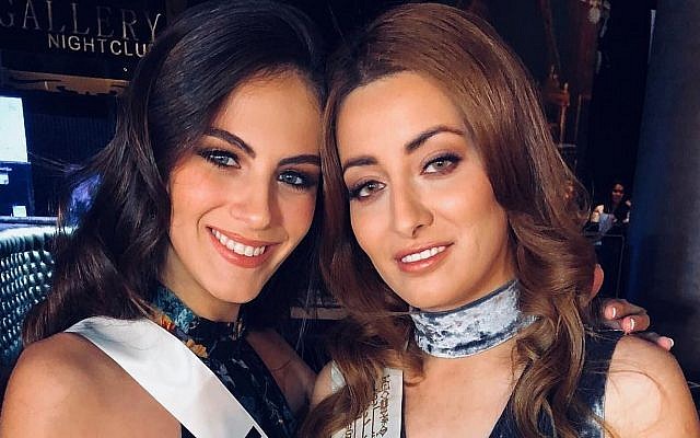 Miss Irak lot seg avbilde med Miss Israel i 2017. Hun ble møtt med massiv hets og dødstrusler og flyktet fra Irak med familien sin. Foto: Instagram.