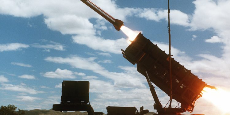 Illustrasjonsfoto fra det amerikanske luftforsvaret - https://picryl.com/media/an-mim-104-patriot-missile-is-fired-by-members-of-btry-b-8th-bn-43rd-air-defense-930063.