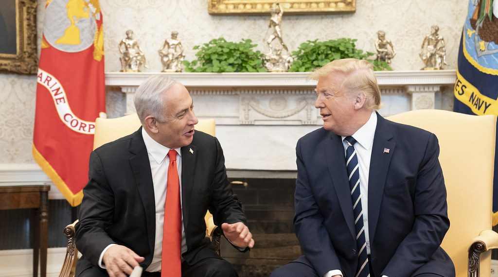Benjamin Netanyahu hos Donald Trump i Det Hvite Hus, 2020. Foto: https://www.flickr.com/photos/whitehouse45/49452466861.