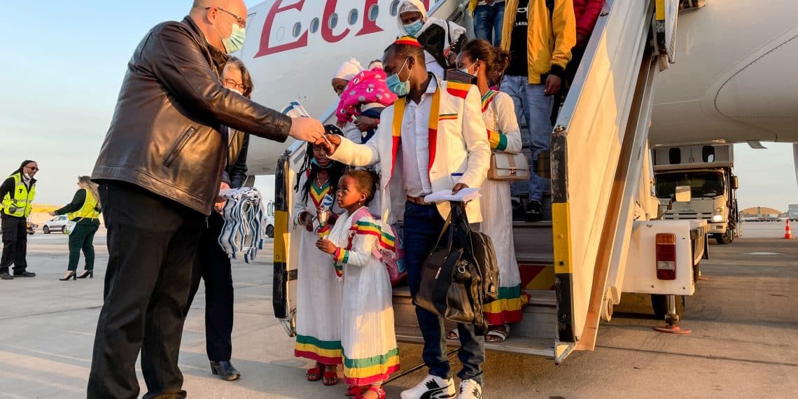 Jürgen Bühler tar imot etiopiske jøder på Ben Gurion Airport i desember 2021.