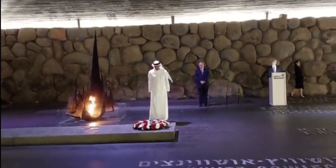 Skjermdump fra Emiratenes utenriksministeres historiske besøk til Israel, Jerusalem og  Yad Vashem.