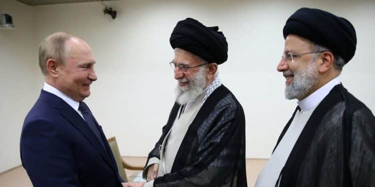 Vladimir Putin i møte med Irans Øverste leder Ali Khamenei og Irans president Ebrahim Raisi, Teheran 2022. Foto: https://en.mehrnews.com/photo/189250/Leader-s-meeting-with-Putin / https://creativecommons.org/licenses/by/4.0/deed.en.