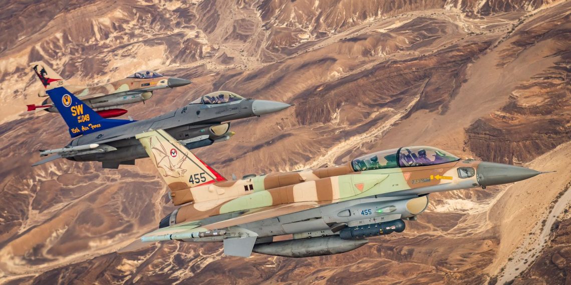 To israelske og ett amerikansk F-16 jagerfly flyr ved siden av hverandre under en felles øvelse i Sør-Israel i januar 2022. Foto: IDF, i The Times of Israel.