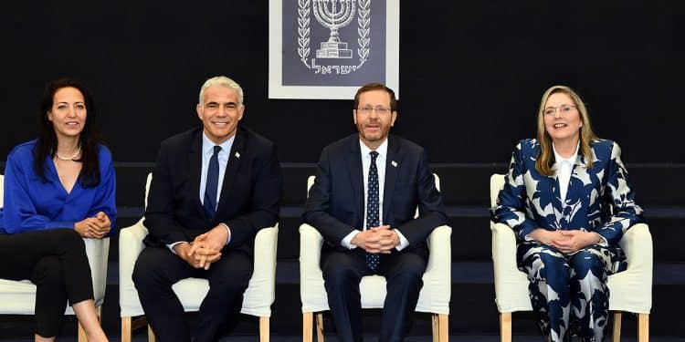 Lihi og Yair Lapid (til venstre), sammen med Israels president, Isaac Herzog, og hans kone Michal. Foto: https://www.wikidata.org/wiki/Q104502770.